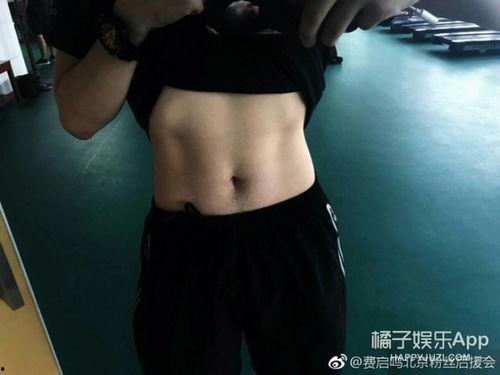 抖音纹身男网红吃瓜