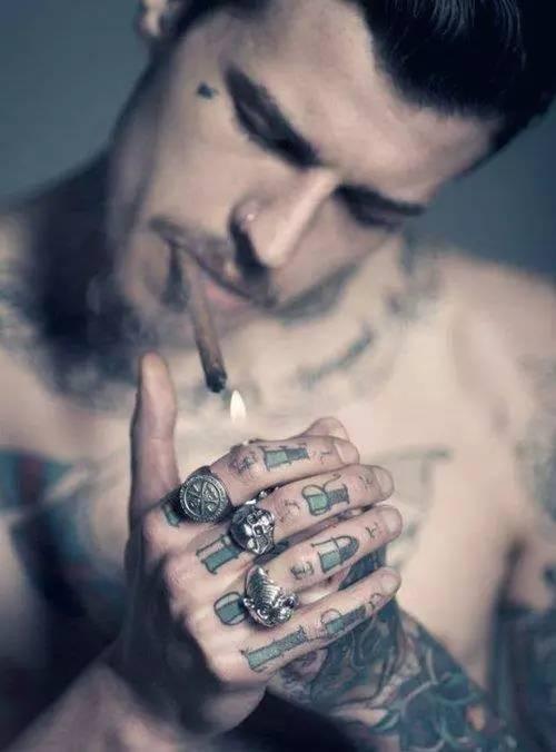 吃自己瓜纹身男网红,纹身网红自食其果的瓜界传奇